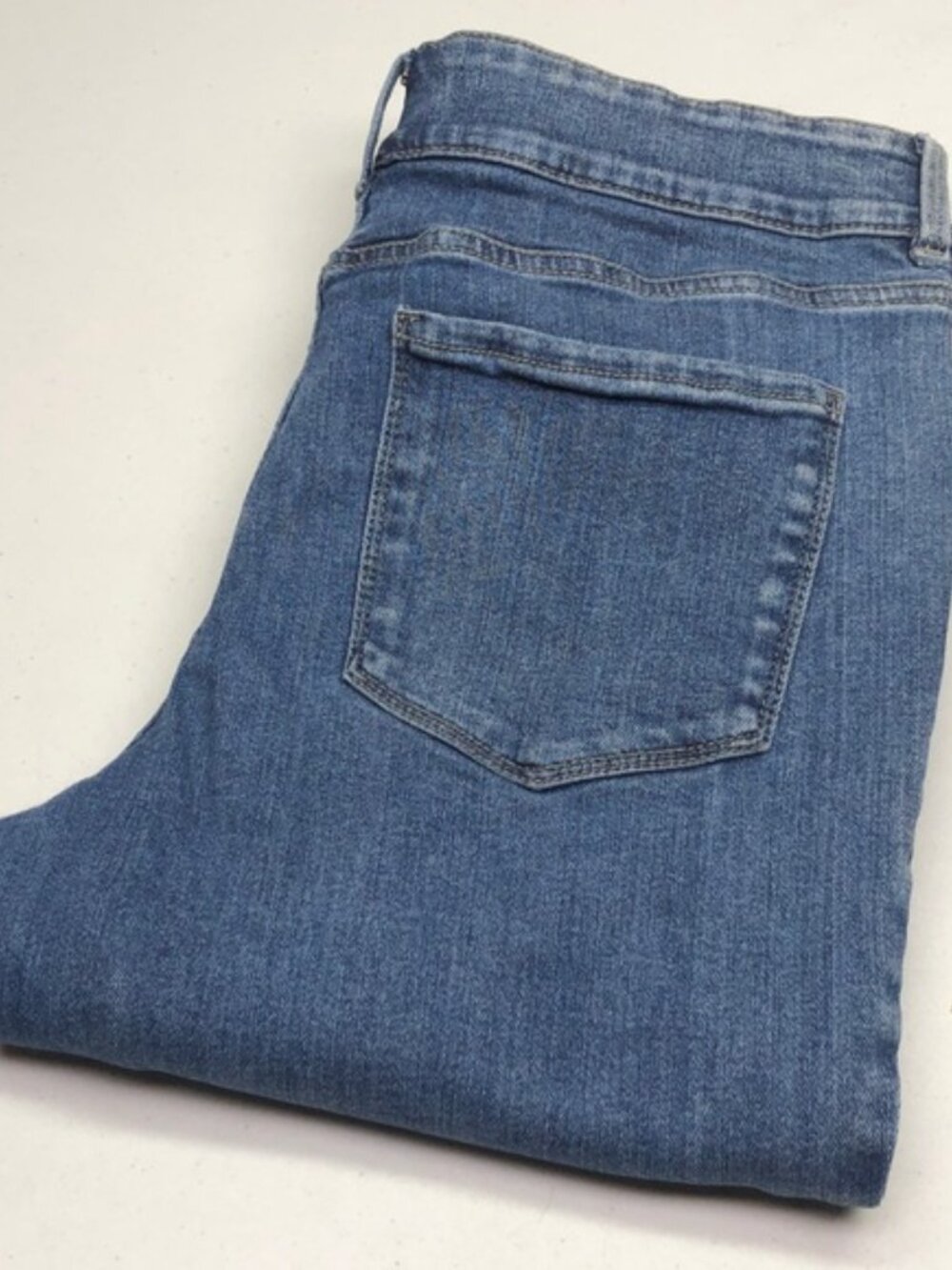 BRODY HIGH-RISE CAPRI JEANS 32x23.5” ⭐️